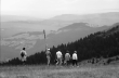 Wanderweg zum Feldbergturm mit Hinweisschild und Wanderern auf dem Feldberg, Bild 1