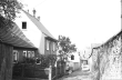Walldorf: Haus mit Schornsteinfeger auf dem Dach in einer Gasse, Bild 1