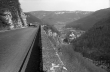 Drackenstein: Autobahn mit Geländer im Vordergrund und Blick auf den Ort, Bild 1