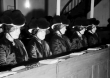 Kirnbach: Trachtenfrauen mit schwarzem Bollenhut in der Kirchenbank