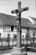Kenzingen: Kruzifix vor der Kirche, Bild 1