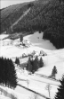Falkau: Hang mit Schwarzwaldhäusern im Schnee, Bild 1