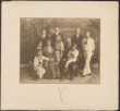 König Gustav V., Königin Viktoria mit ihren beiden Söhnen Kronprinz Gustav Adolf, Prinz Wilhelm und sechs Enkeln.