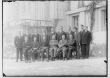 Männergruppe, im Hintergrund Handwerkskammer; Reihe sitzend, 3. von links: Direktor Anton Bumiller