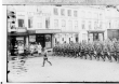 Menen, Truppenparade am 27. Januar 1916 in der Innenstadt, zweiter Offizier von links Generalralmajor Friedrich von Schippert, rechts Generalleutnant Theodor von Watter