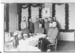 Offiziere bei der Feier des Geburtstags von Kaiser Wilhelm II. um einen Essenstisch sitzend und stehend, im Hintergrund Bildnis von Kaiser Wilhelm II., in der Mitte sitzend General Friedrich von Schippert