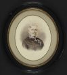 Porträt von Oberstleutnant Christian von Martens (* 19.Aug.1793 + 31.Mai 1882); o.V.; o.D.; 28,5 x 22,5 cm; Fotografie, oval gerahmt