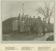 Übungsreise der 31. Division, stehend vor Hügel mit Richtungsweiser, siebzehn Offizieren in Uniform und Mütze, Brustbilder vorwiegend in Halbprofil