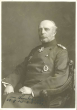 Oskar von Lindequist, Generaloberst, sitzend, in Uniform mit Orden, Brustbild in Halbprofil
