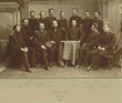 14 Teilnehmer an einem Operations-Kurs in Tübingen 1888, teils stehend, teils sitzend vierzehn Militärärzte, davon zwölf in Uniform, Brustbilder vorwiegend in Halbprofil, Bild 1