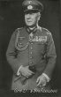 Hermann von Brandenstein, Generalleutnant, Kommandeur des Infanterie-Regiments Nr. 121 im I. Weltkrieg, stehend, in Uniform, Mütze mit Orden, Bild in Halbprofil