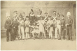 16 Personen des Grenadier-Regimentes (Königin Olga) Nr. 119 in Uniform mit Mütze und zeitgetreuer Bewaffnung von 1683 bis 1895, Darstellung anlässlich Regimentsfeier