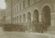 Offiziere (ca. sechsundfünfzig Personen) vor den Arkaden der grossen Infanterie-Kaserne, Garnison Stuttgart