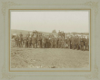 Offiziere des Regiments (ca. fünfundvierzig Personen) auf dem Truppenübungsplatz Münsingen, im Hintergrund Soldaten, auf Pferdewagen, Bild 1