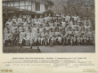 Teilnehmer (ca. einundfünfzig Personen) am Lehrkurs der Infanterie-Schiessschule Spandau vor Fachwerk-Gebäude teils stehend, teils sitzend