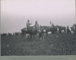 Kaisermanöver 1901: Manöverbesprechung des Grafen Gottlieb von Häseler, General mit Franz Tülff von Tschepe und Weidenbach, Oberst, beide zu Pferd, daneben stehend ihre Adjutanten, im Hintergrund links Zuschauer, rechts Soldaten