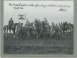 Kaisermanöver 1905: Offiziere teils zu Pferd, teils stehend, mit Fahne auf freiem Feld
