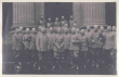 Herzog Albrecht von Württemberg und ca. sechsundzwanzig Offiziere in Uniform, teils mit Orden, vor dem Säulenportal des Schlosses (?) in Zabern, Bild 1