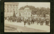 Beisetzung Kaiser Friedrich III., König von Preußen, Offiziere und vereinzelt Zivilisten im Trauerzug im Garten vor Neuem Palais in Potsdam