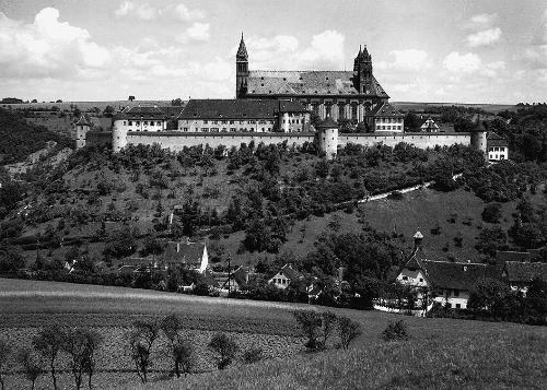 Blick auf die ehemalige Klosteranlage von Süden mit Reischach-Bau, Mesnerhaus und gr. Vikarienbau im Vordergrund, 1929.