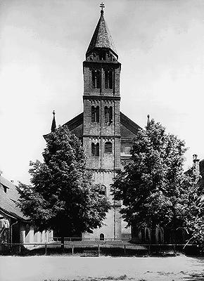 Westturm der Stiftskirche mit Resten des Kreuzganges, 1926.