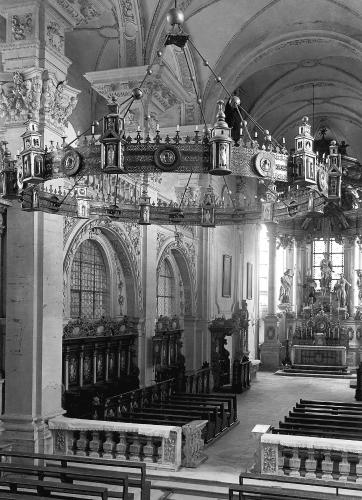 Radleuchter, im Hintergrund Altarraum mit Chorgestühl, 1939.