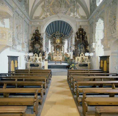 Innenraum der ehemaligen Klosterkirche St. Luzen mit Blick zum Altar.