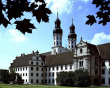 Blick von Südwesten auf das Klostergebäude und die Türme der Klosterkirche St. Petrus u. Paulus, 1992.