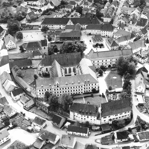 Die Stiftsgebäude mit Pfarrkirche, Luftaufnahme, 1973.