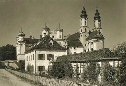 Die Klosteranlage von Südosten, um 1930.