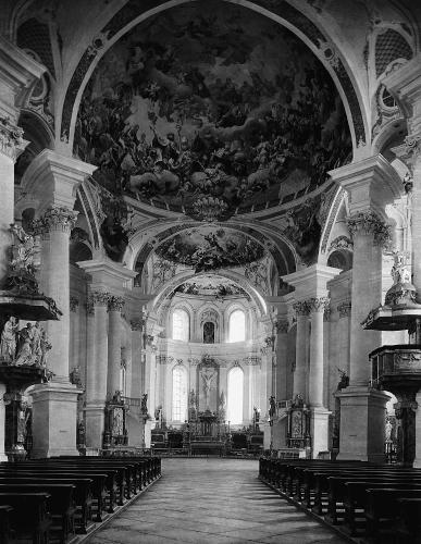 Innenraum der Klosterkirche mit Blick zum Chor und Deckengemälde in der Vierungskuppel (vier Evangelisten und Ordensheilige), 1929.