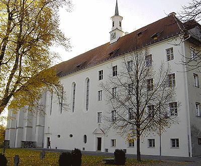 Ehemalige Klosterkirche mit Konventsgebäude, heute Kirchengemeinde St. Johannes Hechingen-Stetten, 2005.