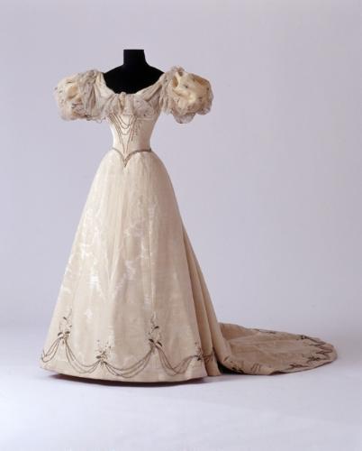 Hochzeitskleid der Prinzessin Alexandra von Sachsen-Coburg und Gotha [Quelle: Landesmuseum Württemberg]