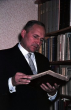 Pfarrer im Anzug im Arbeitszimmer 1960