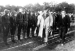 Paul von Hindenburg (Generalfeldmarschall) und Paul von Beneckendorf auf dem Flugplatz Böblingen vor Flugschülern um 1925