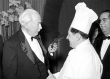 Der Ehrengast Theodor Heuss dankt dem Koch für die Festtafel 1954