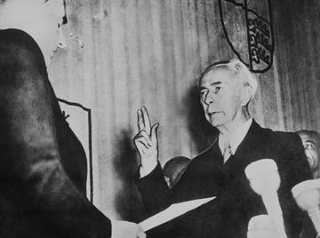 Theodor Heuss bei seiner Vereidigung als Bundespräsident am 22.9.1949