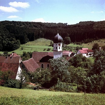 Bichishausen mit Kirche im Lautertal 1970