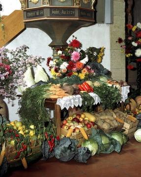 Erntedankfest: geschmückter Altar, Eberstadt 1996