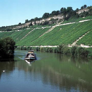 Neckar mit Lastschiff bei Hessigheim 1997
