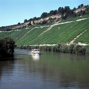 Neckar mit Ausflugsschiff bei Hessigheim, 1997 