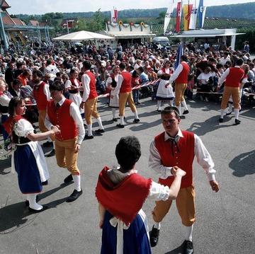 Weinfest m. Volkstanzgruppe in Hessigheim 1997