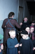 Kinder beim Klopfen auf der Ostalb 1955