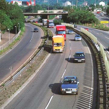 LKW und PKW-Verkehr auf der B10 bei Esslingen 1998
