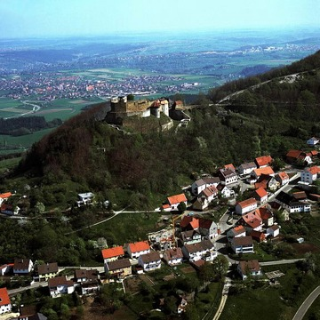Burg Hohenrechberg mit Rechberg aus der Luft 1983