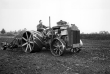 Holzvergaser-Traktor bei Feldarbeit, Buchau, 1951