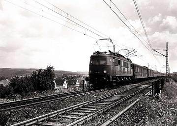 Zug mit Elektrolok bei Bietigheim um 1955