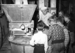 Schulkinder besichtigen die Mühle in Asperg 1954