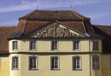 Dreiecksgiebel am Corps de logis von Schloss Bartenstein, 2004