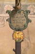 Altarkreuz, Sockel mit Inschrift und Lamm Gottes (18. Jh.)